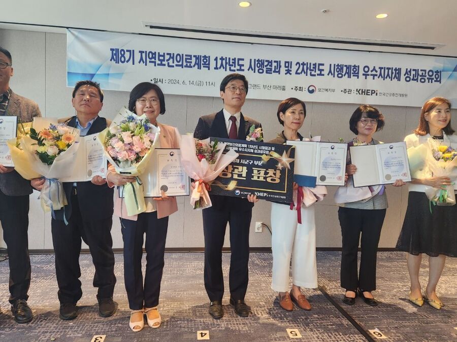 ▲ 경산시(시장 조현일)는 14일 지역보건의료계획 시행 2차년도 평가에서 ‘우수 지자체’로 선정돼 보건복지부장관 표창을 받았다고 밝혔다.ⓒ경산시