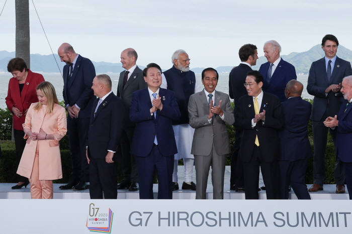 ▲ 2023년 5월 20일 주요 7개국(G7) 정상회의가 열리고 있는 히로시마 그랜드프린스호텔에서 윤석열 대통령이 G7 회원국 및 초청국 정상들과 기념촬영을 마친 뒤 박수치고 있다. ⓒ뉴시스