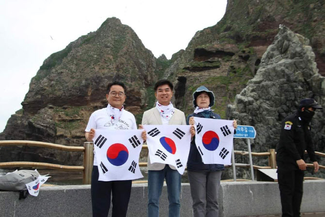 ▲ 민병덕·백혜련·김병욱 등 국회의원 3명을 포함한 민주당 경기도당 대일굴욕외교대책위원회 독도수호단 17명이 지난 4월 30일 독도를 찾아 일본의 독도 영유권 주장을 규탄했다. ⓒ백혜련 더불어민주당 의원 SNS