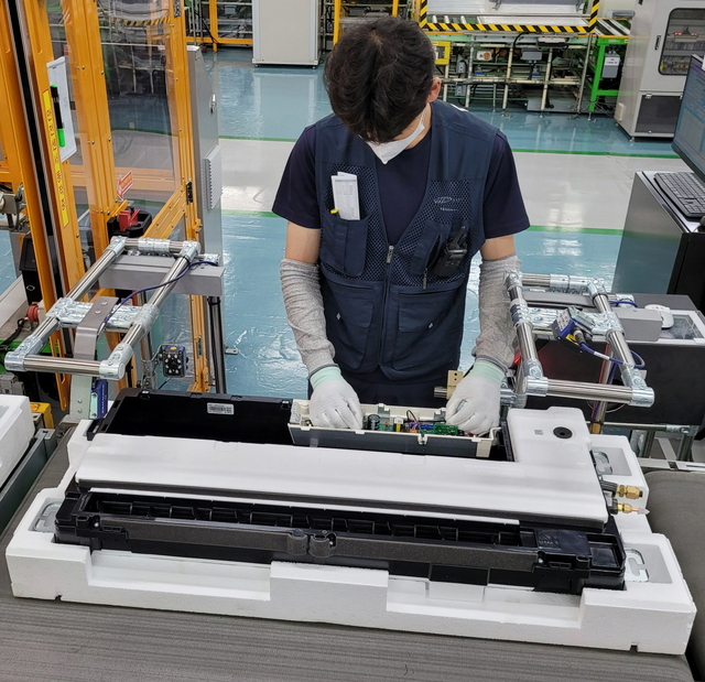 ▲ 광주광역시 광산구 하남산단 6번로에 위치한 삼성전자 광주사업장에서 직원들이 '시스템 에어컨'을 생산하는 모습.ⓒ삼성전자