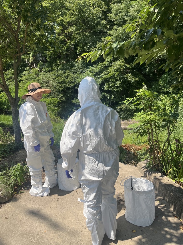 ▲ 경주시보건소가 SFTS 진드기 매개 감염병 환자가 발생에 따라 지난 13일 건천지역 일원을 대상으로 합동조사를 펼치고 있다.ⓒ경주시