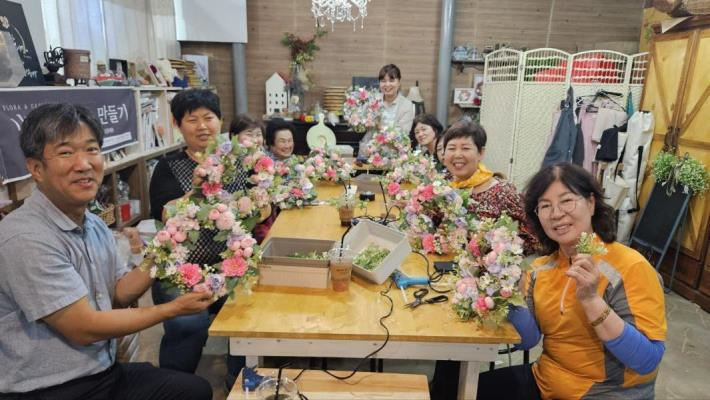 ▲ 영동군추풍령면 구름바람작은도서관에서 열린 꽃꽂이교실에 참석한 주민들이 즐거워하고 있다.ⓒ충북문화재단