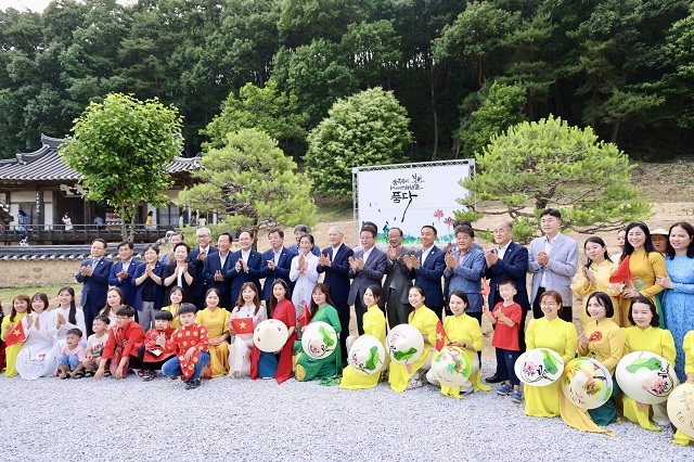 ▲ 경북도와 봉화군은 지난 13일 경북 봉화군 봉성면 창평리 K-베트남 밸리 조성사업 대상지에서 진행한 ‘베트남 리왕조 유적지 충효당 방문행사’를 마차고 기념촬영을 하고 있다.ⓒ봉화군