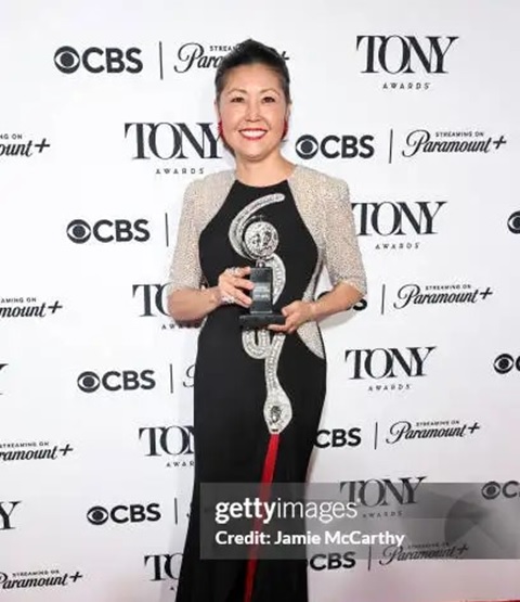 ▲ '제77회 토니어워즈'에서 의상 디자인상을 수상한 디자이너 린다 조.ⓒ게티이미지
