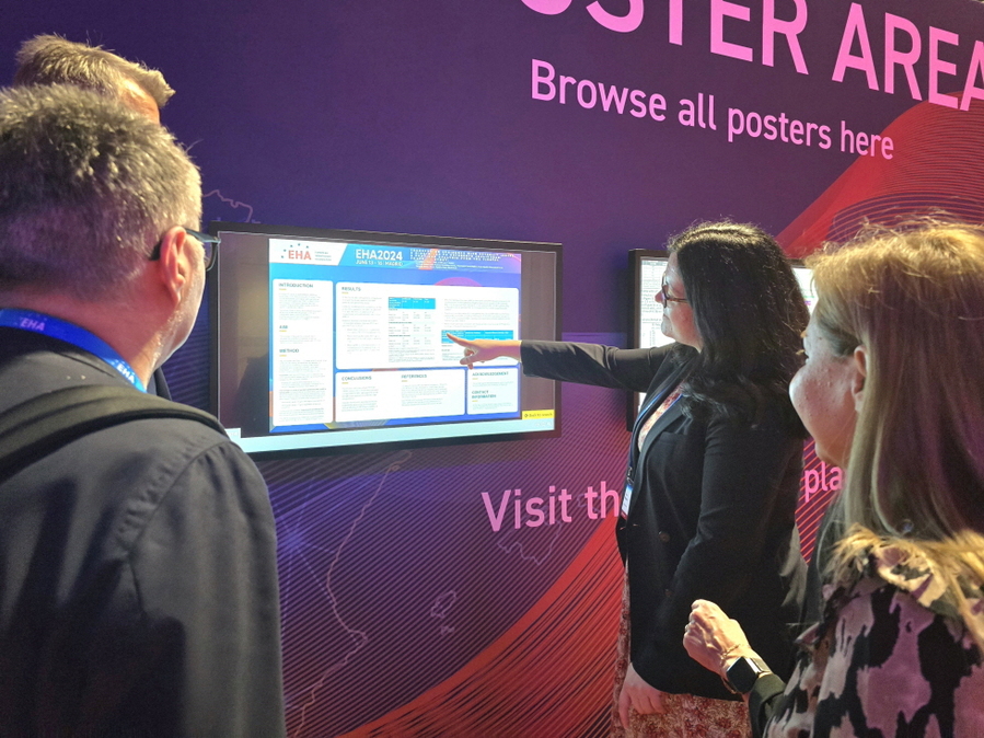 ▲ 삼성바이오에피스 관계자가 유럽 혈액학회(EHA)에서 전자포스터를 통해 희귀질환 치료제인 에피스클리의 임상 3상 후속 분석결과를 설명하고 있다.ⓒ삼성바이오에피스