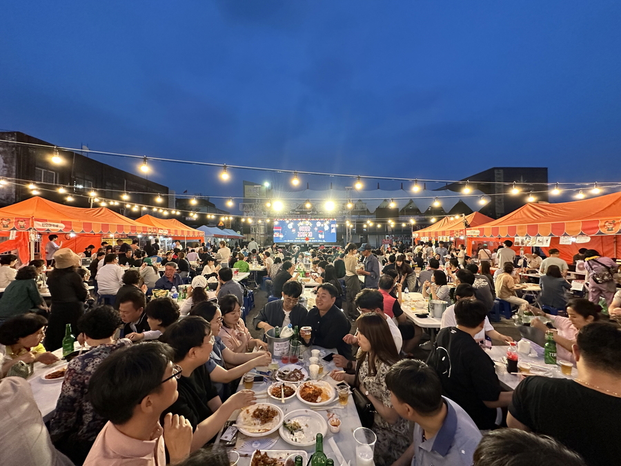 ▲ 축제 양일간 5,000여명의 인파가 몰려 전석을 가득 매운 익산구시장 '이리와포차' 축제.ⓒ익산시