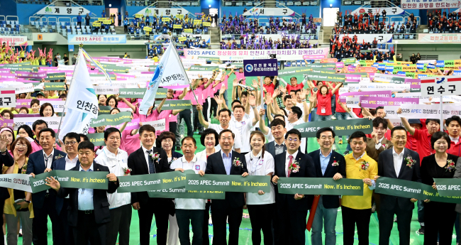 ▲ 유정복(가운데) 인천시장이 지난해 6월 남동체육관에서 열린 ‘인천광역시 주민자치 한마음대회’에서 참석자들과 2025 APEC 정상회의 유치결의 퍼포먼스를 하고 있다.ⓒ