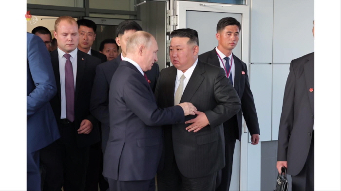 ▲ 북한 김정은이 지난 2023년 9월 13일 러시아 블라디미르 푸틴 대통령과 연회를 마친 뒤 작별하는 모습. ⓒ조선중앙TV 캡쳐/뉴시스