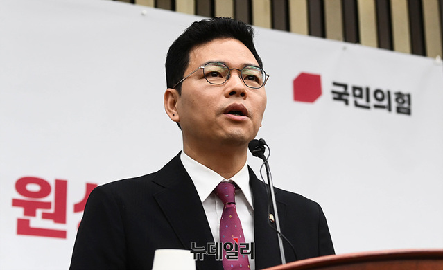 ▲ 박정훈 국민의힘 의원이 17일 오전 서울 여의도 국회에서 열린 의회정치 원상복구 의원총회에서 이재명 더불어민주당 대표가 재판받고 있는 '위증교사 사건' 녹취를 설명하고 있다.ⓒ서성진 기자