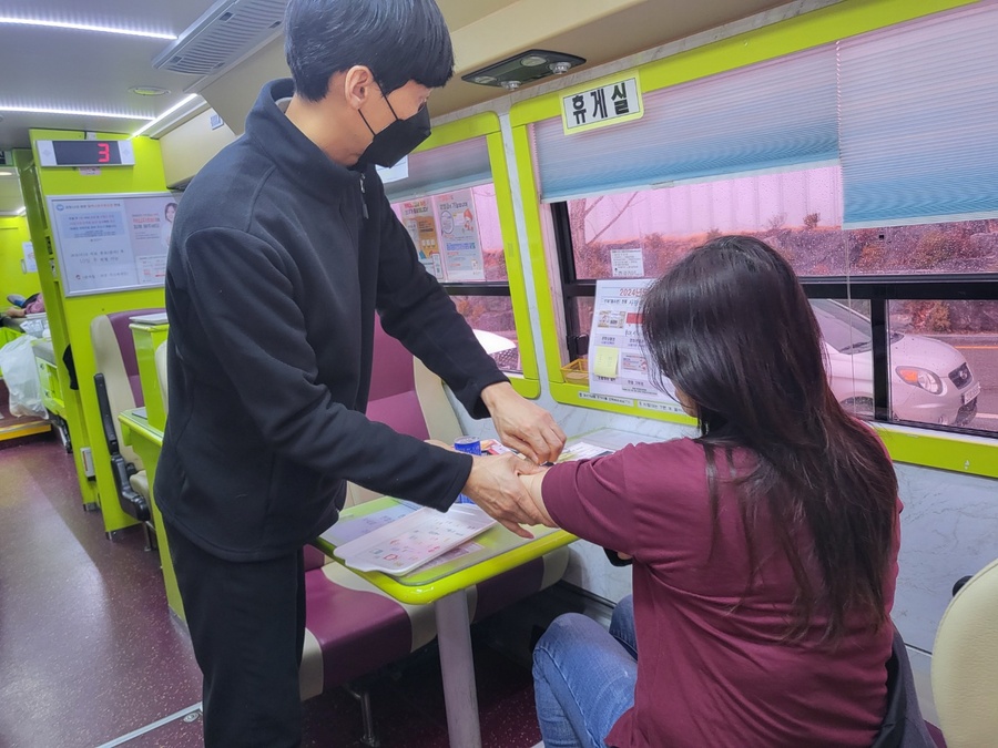 ▲ 영양군(군수 오도창)은 오는 6월 18일 군청 전정 및 멸종위기종복원센터에서 대구경북 혈액원의 헌혈 버스 2대를 지원받아 직원 및 지역 주민을 대상으로 2024년 제2차 생명나눔 사랑의 헌혈 운동을 진행한다.ⓒ영양군