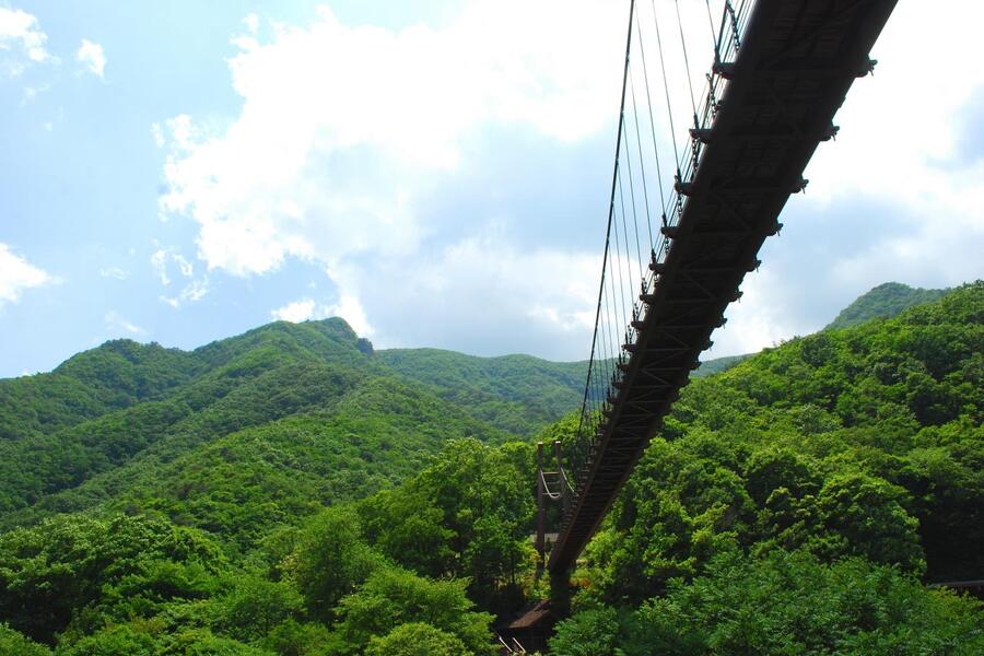 ▲ 하늘다리를 오르면서 바라본 신선봉(좌)과 선야봉(우).ⓒ진경수 山 애호가