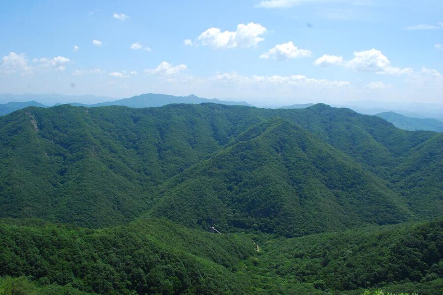 ▲ 느티골 너머 백암산 산등성.ⓒ진경수 山 애호가