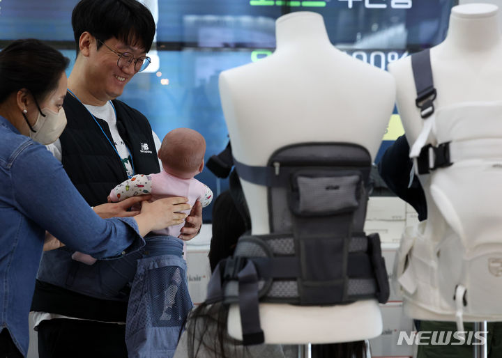 ▲ 서울 강남구 코엑스에서 열린 제45회 베페 베이비페어에서 아기띠를 체험하는 모습.ⓒ뉴시스