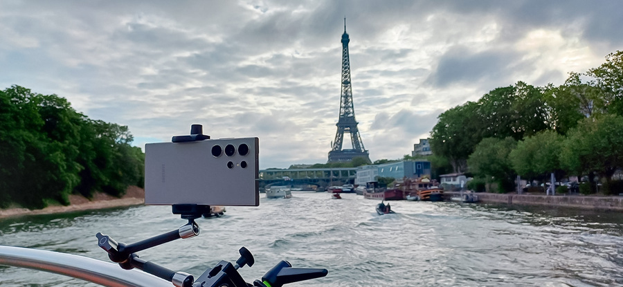 ▲ 현지시간 6월 17일 2024 파리 올림픽 개막식이 열릴 예정인 파리 센강(Seine River)의 보트에‘갤럭시 S24 울트라’가 설치된 모습 ⓒ삼성전자