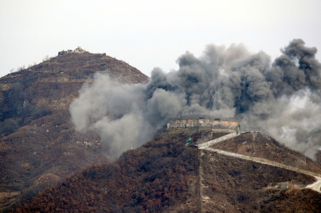 ▲ 문재인 정부 시절인 지난 2018년 9월 19일 체결된 '9.19 남북 군사합의'에 따라 2018년 11월 15일 강원도 철원지역 중부전선 GP가 철거되고 있는 모습. 폭파되는 GP 왼쪽 뒤편으로 철거중인 북측 GP와 북한군이 보인다. ⓒ뉴시스