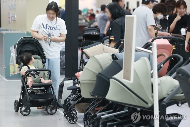 ▲ 14일 서울 강남구 코엑스에서 열린 제44회 베페 베이비페어에서 참관객들이 육아용품을 살펴보고 있다. ⓒ연합뉴스