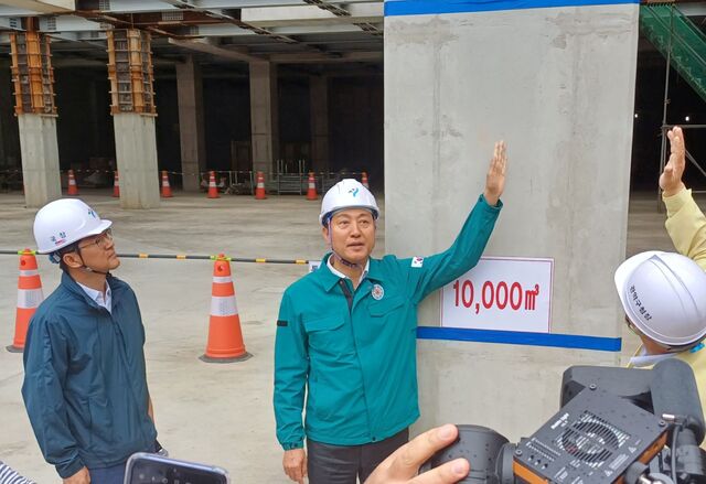 ▲ 오세훈 서울시장이 지난해 신림공영차고지 빗물저류조 건설 현장을 방문해 준비 상태를 점검하고 있다.ⓒ김성웅 기자