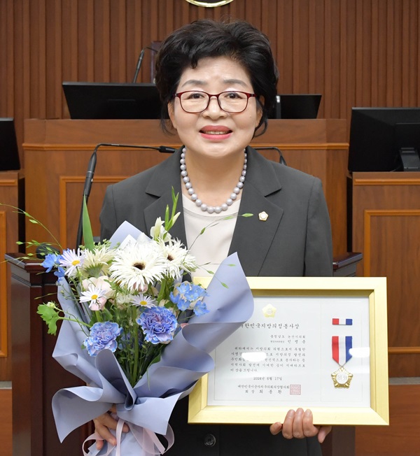 ▲ 민병춘 논산시의회 의원이 대한민국시군자치구의회의장협의회로부터 대한민국지방의정봉사상 수상했다.ⓒ논산시의회