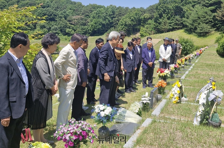 ▲ 고 소석(昭石) 이상훈 충북지역개발회장 서거 10주기 추모 행사가 18일 청주시상당구 목련로 목련공원 고 이 회장 묘소에서 열렸다.ⓒ양승갑 기자