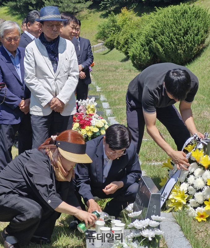 ▲ 이상훈회장 묘소에서 지인들이지역을 위해 헌신하신 뜻을 기려 잔을 올리고있다.ⓒ양승갑기자