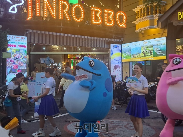 ▲ 이날 진로BBQ 4호점 앞에서는 손님들을 끌어모으기 위해 진로 캐릭터를 활용한 행사를 진행했다.ⓒ조현우 기자