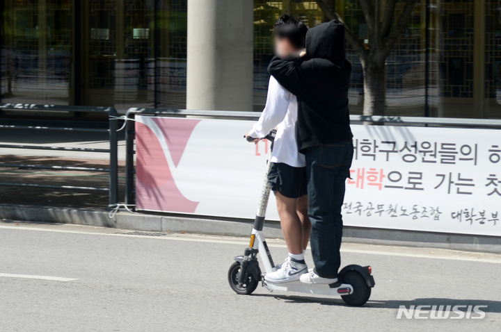 ▲ 안전 장비를 착용하지 않은 채 학생들이 전동 킥보드를 이용하고 있는 모습. ⓒ뉴시스