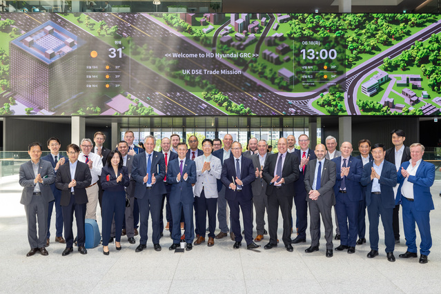 ▲ 영국 방산 경제사절단이 18일 성남시에 위치한 HD현대 글로벌R&D센터를 방문해 함정사업 관련 협력 방안을 모색하고 기념촬영을 하고 있다. ⓒHD현대