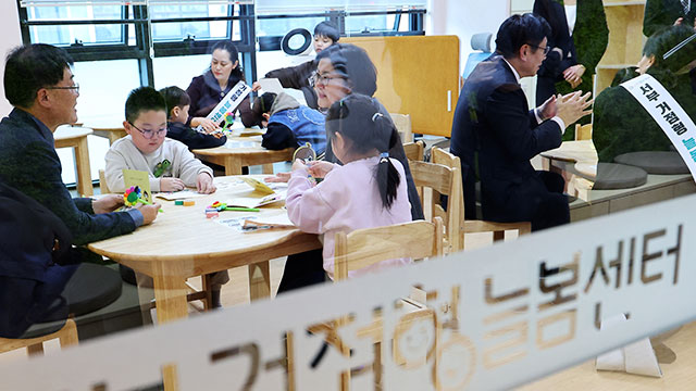 ▲ 지난 2월 28일 오후 인천 서구 가정동에서 개관한 '서부 거점형 늘봄센터'를 찾은 어린이들이 포토카드를 작성하고 있다. ⓒ연합뉴스 제공