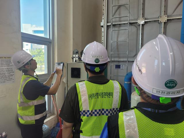 ▲ 부산항만공사 관계자가 다중이용시설을 점검 중이다. ⓒ부산항만공사