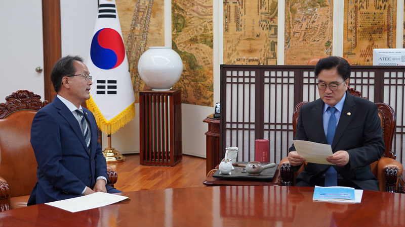 ▲ 더불어민주당 강준현 의원(왼쪽)이 18일 우원식 국회의장을 만나 '국회 세종의사당 건립위원회'의 조속한 구성을 건의하고 있다.ⓒ강준현 의원