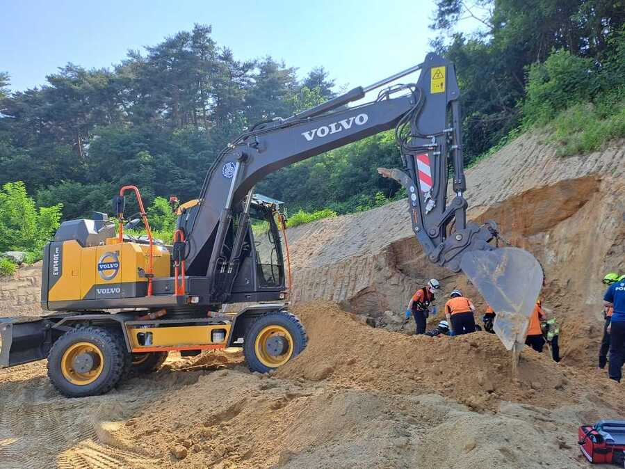 ▲ 119구급대원들이 강릉 박월동 매몰사고 현장에서 작업자들을 구조하고 있다.ⓒ강원소방본부