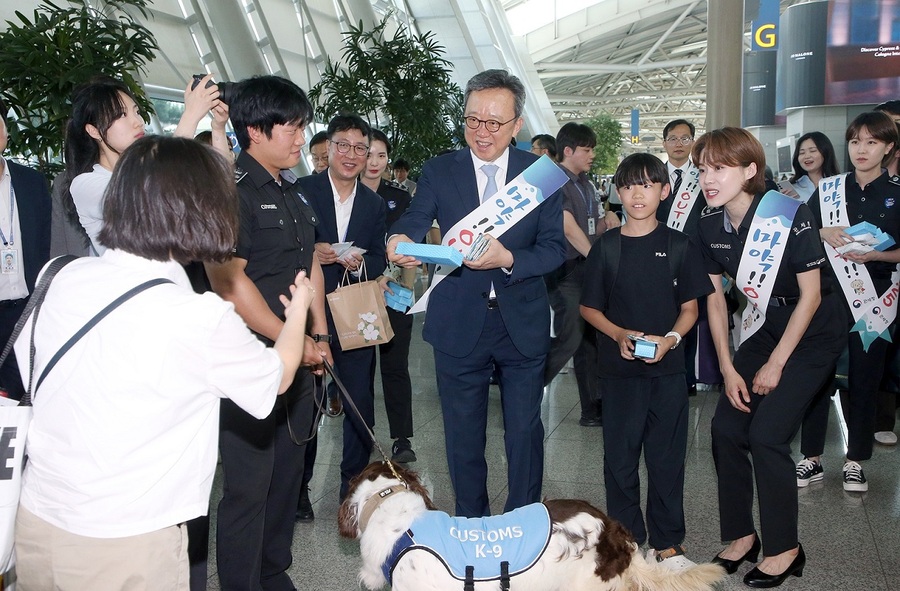 ▲ 18일 인천국제공항 여객터미널 3층 출국장에서 진행된 마약퇴치 캠페인에서 신한은행 정상혁 은행장(가운데)이 마약퇴치 홍보물품을 나눠주고 있다.ⓒ신한은행