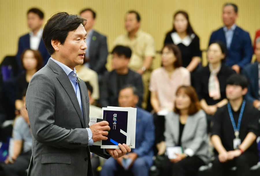 ▲ 경산시(시장 조현일)는 18일 시청 대회의실에서 28만 시민을 대표하는 각계각층 시민 100여 명이 참석한 가운데 오만가지 목소리 토크콘서트를 열었다.ⓒ경산시