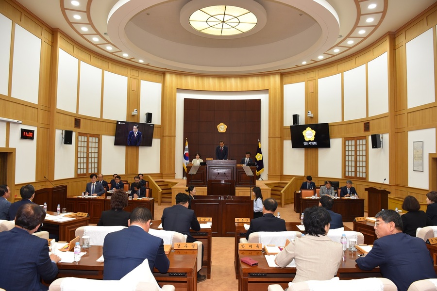 ▲ 경산시의회(의장 박순득)는 18일, 제2차 본회의를 끝으로 12일간의 회기 일정을 마무리하고 제255회 경산시의회 정례회를 폐회했다.ⓒ경산시의회