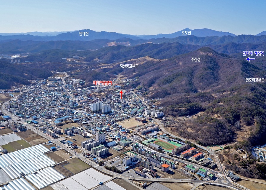 ▲ 고령군(군수 이남철)에서 ‘대가야 궁성지 발굴·정비사업’의 일환으로 발굴조사 중인 ‘추정 대가야궁성지 I-1구역 정밀발굴조사’에서 대가야 시대에 축조된 궁성의 북벽부 토성벽 일부와 해자 등 궁성의 존재와 범위를 알려주는 방어(放語) 관련 시설이 발견돼 6월 21일 11시 현장공개 설명회가 진행된다.ⓒ고령군