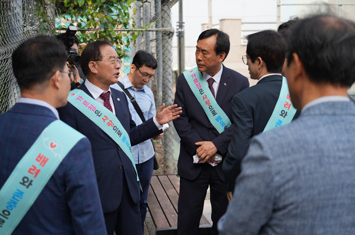 ▲ 19일 오전 건국중학교에서 열린 통학안전 간담회에서 하윤수 부산교육감(뒷줄 왼쪽)이 학부모를 비롯한 학교 관계자들과 소통하고 있다.ⓒ부산교육청