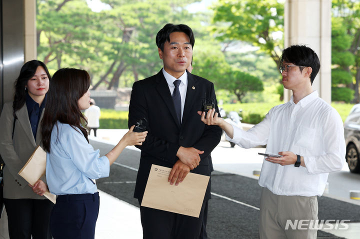 ▲ 이종배 서울시의원이 19일 검찰의 '김정숙 여사 인도 타지마할 외유성 출장 의혹' 수사 관련 고발인 신분 조사를 위해 서울 서초구 서울중앙지방검찰청에 출석하며 입장을 밝히고 있다. ⓒ뉴시스