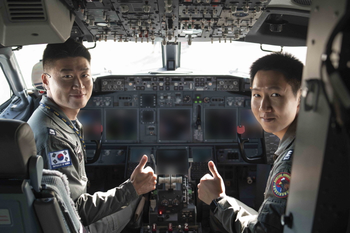 ▲ '세계 최고 잠수함 킬러'로 불리는 최신예 해상초계기-Ⅱ 'P-8A 포세이돈' 3대가 19일 포항 해군항공사령부에 도착했다. 지난 2023년 10월 10일, 미 잭슨빌 해군기지에서 한국 해군의 P-8A 해상초계기 첫 비행을 앞두고 조종석에서 안전비행을 기원하는 조종사들의 사진. ⓒ해군 제공