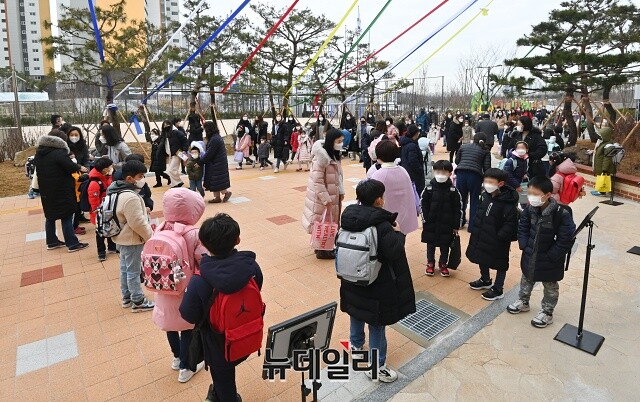 ▲ 초등학생들이 교실 확인을 위해 대기하고 있다. ⓒ뉴데일리DB