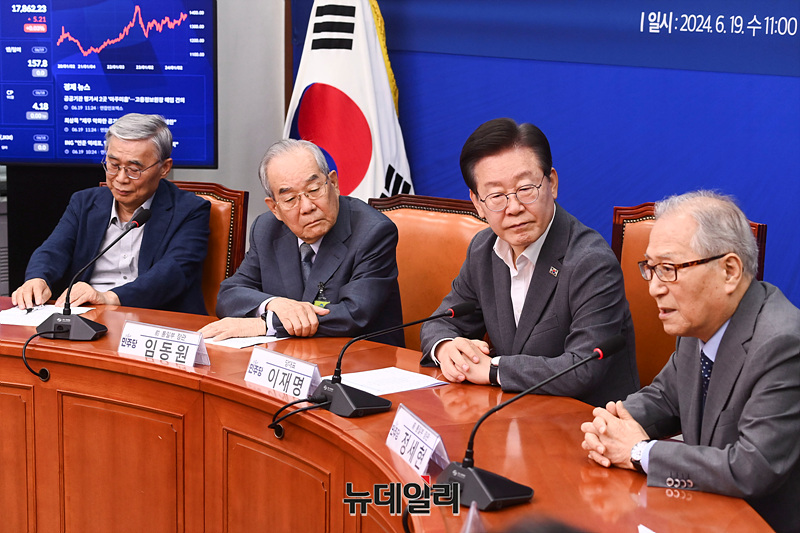 ▲ 이재명 더불어민주당 대표와 박지원 전 국정원장, 이종석·임동원·정세현 전 통일부 장관, 문정인 전 통일외교안보 특보 등이 19일 오전 서울 여의도 국회에서 열린 '한반도 긴장 완화를 위한 긴급 간담회'에서 발언하고 있다. ⓒ서성진 기자