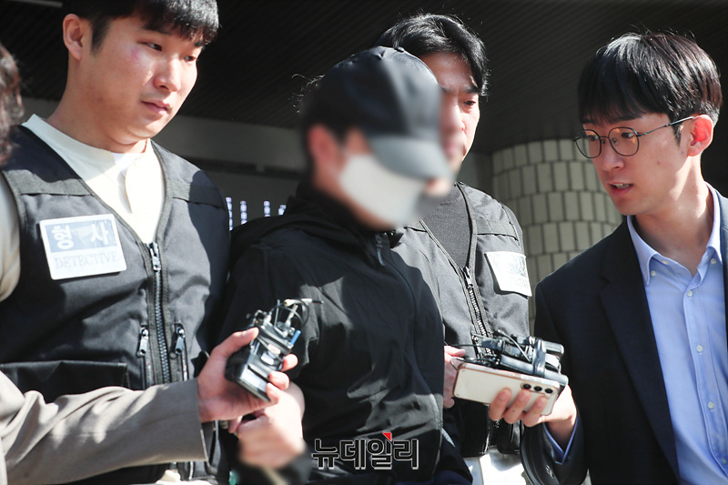 ▲ 서울 강남역 인근 건물 옥상에서 여자친구를 흉기로 찔러 살해한 의대생 최모씨가 지난달 14일 오전 서울 서초구 서초경찰서에서 검찰로 송치되고 있다. ⓒ서성진 기자