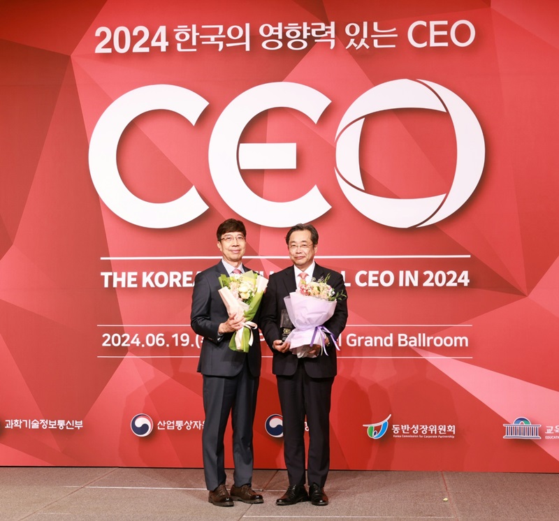 ▲ 국립군산대학교 이장호 총장(오른쪽)이 19일 TV조선 ‘2024 한국의 영향력 있는 CEO 대상’을 받았다.ⓒ국립군산대