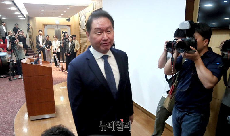 ▲ 최태원 SK그룹 회장이 17일 오전 서울 종로구 SK서린빌딩에서 노소영 아트나비센터 관장과의 이혼 소송 항소심 관련 기자회견을 마치고 회견장을 나서고 있다. 최 회장은 기자회견에서 