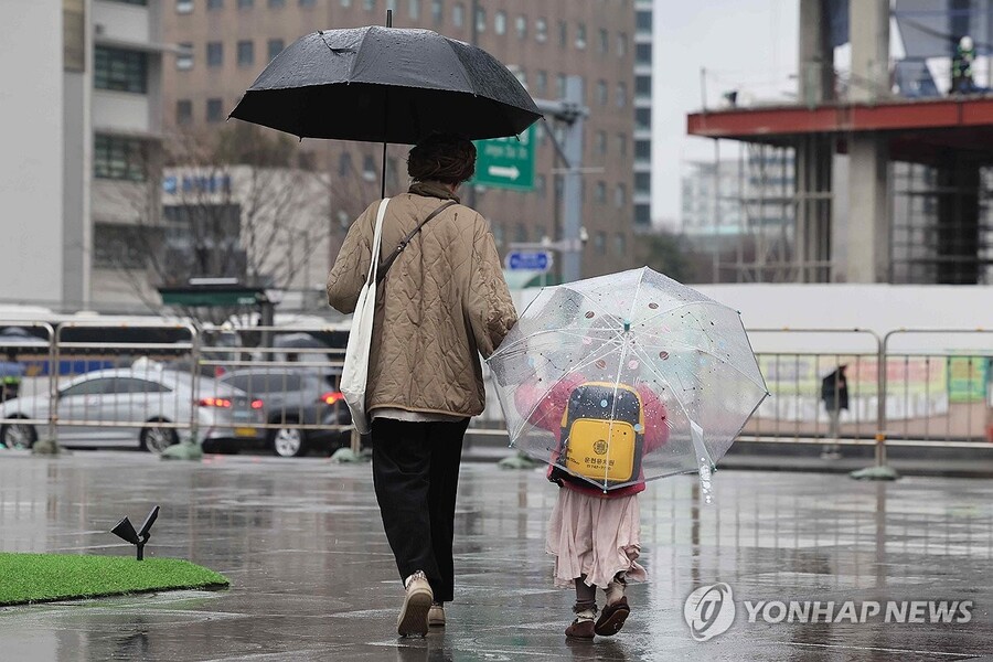 ▲ 보호자 손 잡고 하원하는 어린이.ⓒ연합뉴스