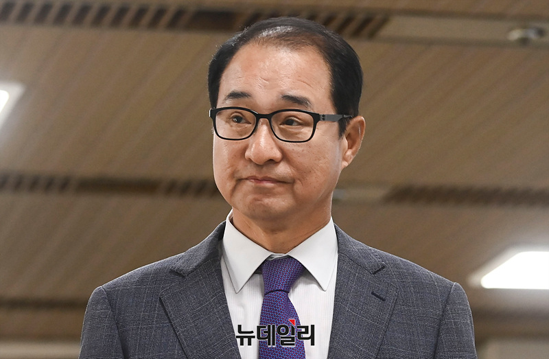 ▲ 이성만 전 더불어민주당 의원이 19일 오후 서울 서초구 중앙지법에서 법정을 향해 이동하고 있다. ⓒ서상진 기자
