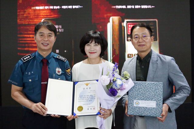 ▲ 감사장 수여식에서 성북경찰서 범죄예방대응과 이교진 과장(맨 왼쪽)과 신한카드 FD팀 직원이 기념 촬영을 하고 있다.ⓒ신한카드