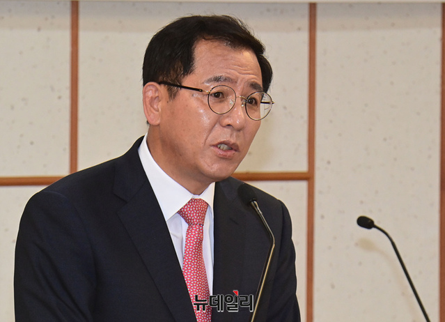 ▲ '더불어민주당 공영방송 영구장악 악법, 무엇이 문제인가?' 토론회가 지난 18일 오후 국회 의원회관에서 열렸다. 이날 토론회는 법무법인 리의 이인철 변호사가 발제를 맡았고, 허성권 KBS노조 위원장, 오정환 MBC 제3노조 위원장, 이홍렬 전 YTN 보도국장, 김형철 바른언론시민행동 공동대표, 김희원 변호사, 이범석 신전대협 공동의장 등이 토론자로 나섰다. 이 토론회는 민주당의 공영방송 장악 시도를 규탄하고 공영방송의 독립성을 지키기 위한 대안을 모색하기 위해 기획됐다. 사진은 발언을 하고 있는 이상휘 국민의힘 미디어특위 위원장. ⓒ이종현 기자