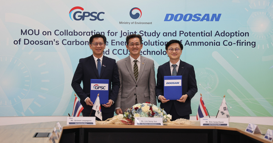 ▲ 태국 동남부 라용(Rayong) 지역 게코원 발전소 현장에서 열린 협약식에서 참석자들이 기념촬영을 하고 있다. 왼쪽부터 시리멧 리파꼰(Sirimet Leepagorn) GPSC COO, 임상준 환경부 차관, 김정관 두산에너빌리티 마케팅부문장ⓒ두산에너빌리티