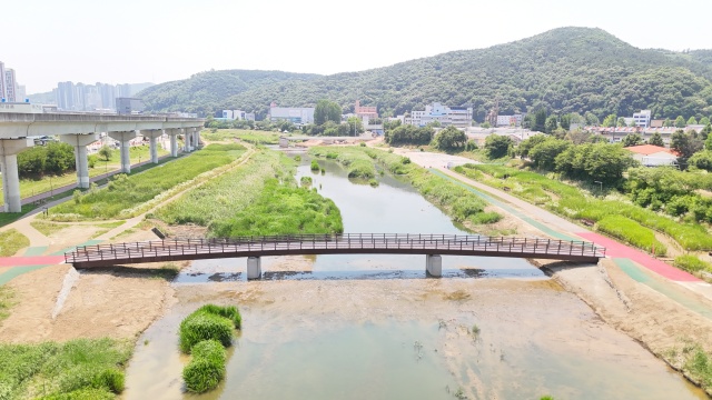 ▲ 용인시 처인구 유방동 경안천에 설치된 횡단 인도교. ⓒ용인시 제공