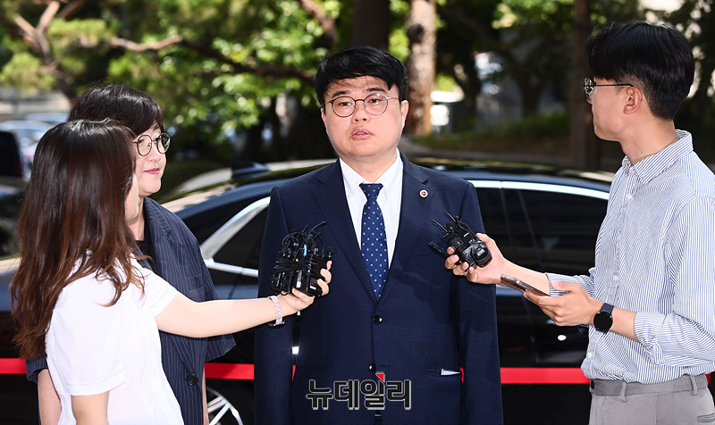 ▲ 전공의 집단 사직 공모 혐의를 받는 임현택 대한의사협회 회장이 20일 오전 서울 마포구 서울경찰청 공공범죄수사대에 출석하며 입장을 밝히고 있다. ⓒ서성진 기자